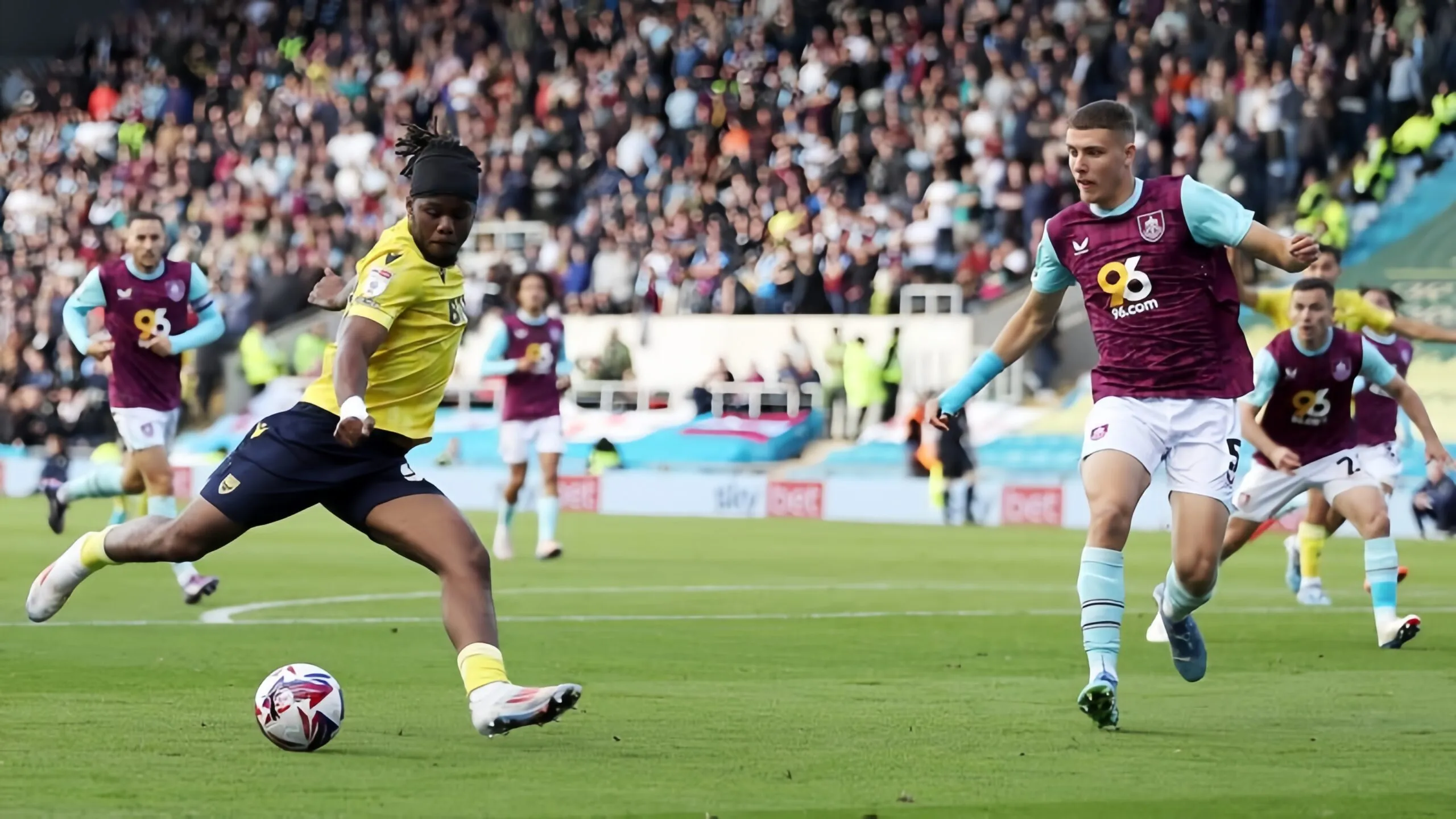 Soi kèo Burnley vs Oxford United 02h45 ngày 05/02/2025 – Hạng Nhất Anh